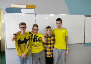 Na zdjęciu prezentują się ubrani na żółto chłopcy z kl. 7 a.